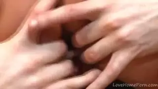 فتاة عربية ذات شعر كثيف لا تقاوم الديك الأبيض