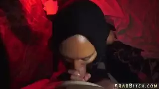 خادمة عربية في ممارسة ثلاثية مع عاهرات أفغانيات في وكر