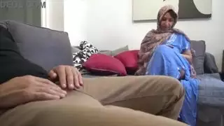 زوجة الديوث تشتهي قضيب زوجها السميك بقوة