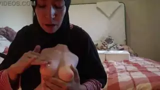 زوجة الديوث المسلمة تبلع ديكاً أسود كبير بحلقها