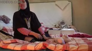 ملكة الديوث العربية هذه تريد مقص عميق وأنين