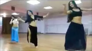 راقصة شرقية مثيرة تُخترق من فتحتين