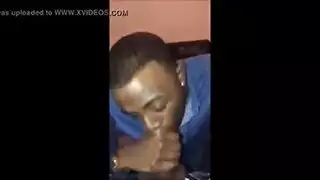 رجل عديم الديك يخدم صديقة الزوجة في مشهد سحاقي حار