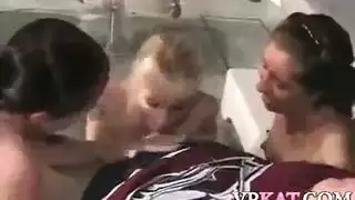رجل الصديق الحميم يتم استهدافه من قبل فتاتين مثارتين في شقته