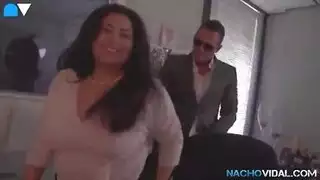 ناتشو فيدال يحلق مؤخرتها قبل الجنس الشرجي الثلاثي