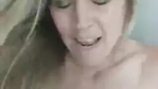 أمي الناضجة تأخذ شرجياً قاسياً في مشهد إباحي