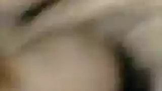 مراهقة صغيرة تأخذ شرج قاسي في مشهد إباحي