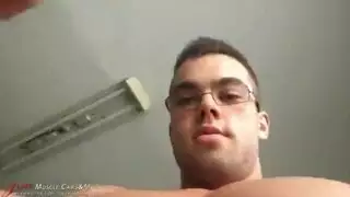 فتاة سمراء جذابة تقدم مصاً شرهاً لقضيب ضخم لرجل وسيم من لاعبي كمال الأجسام