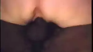 زوجة هاوية تأخذ قضيبين ضخمين من شاب أسود