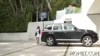 النياك الممحون يضاجع حبيبته المراهقة الساخنة في طيزها من الخلف