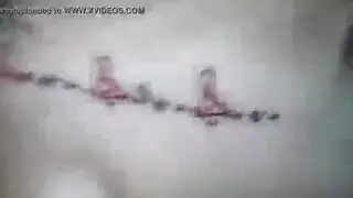 مغازلة خبيثة: تسحب سروالها الداخلي وتتفاخر بثدييها الصغيرين لجارتها