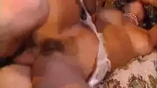 أحمر أحمر الشعر في الملابس الداخلية الذهبية الديك الرجل لها