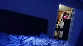 ملكة سمراء ممتلئة تمص القضيب بعمق ثم تركبه عكسياً