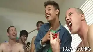 كس أملس مثالي في مشهد إباحي صريح