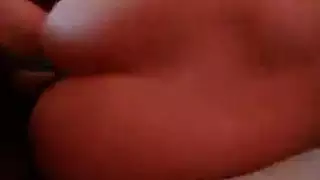 تحسيس و فرك من فوق الهدوم