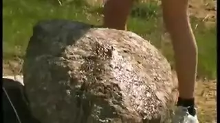 اثنين من الشقراوات يمارسن لجنس