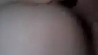 شابة هواة تستمني بلعبة جنسية عملاقة