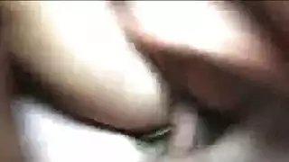 عاهرة سمراء محلية الصنع تمص القضيب بمهارة محترفة