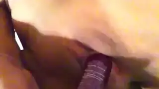 يلعب بطيزة وهي لابسة