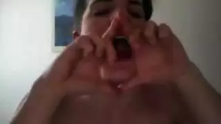 قضيب جوني بوند الكبير يقود فتاة جذابة إلى نشوات متعددة