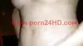 فتاة تايلاندية شابة تستمني بفرجها المبلل بألعاب ويديها