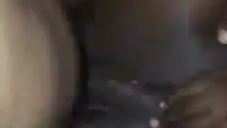 سمراء متعرجة تُمارس الجنس بوضعية الكلب في فعل شرجي صريح
