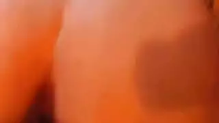 الفاجرة الشابة تأخذ عضويين ذكريين في مهبلها وشرجها مراراً