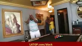 زوجة تأخذ قضيبًا كبيرًا أمام الكاميرا لزوجها المصور