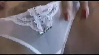 امرأة ناضجة ذات أثداء ضخمة في مشهد مص قضيبي صريح
