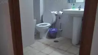 محجبة غير مخلصة تمارس الجنس مع قضيب أسود ضخم خلف ظهر زوجها