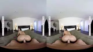 بنطال اليوغا يُمزق من أجل الجنس الصارم والقذف على الوجه