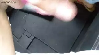 رجل خاضع يحصل على إراحة قدم زلقة من خادمته