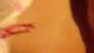 شقراء مدبوغة تأخذ قضيبًا سمينًا في جولة جامحة