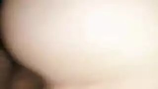 ملكة شرجية شقراء تأخذ قبلة عميقة الحلق