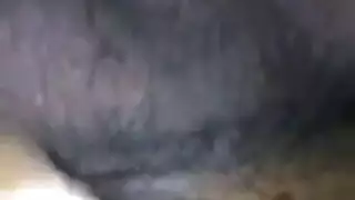 الفتاة السمراء تركع وتبلع قضيب بورنو عملاق