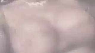 سيدة ناضجة مفلس في الملابس الداخلية السوداء