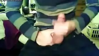 شاب يعمل على قضيبه حتى يصل للذروة الفوضوية