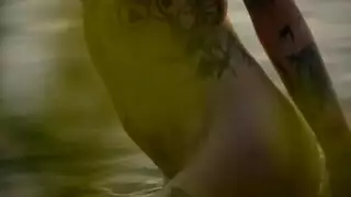 شقراء ذات وشم تمص قضيب عشيقها بعمق بينما تطبخ زوجته الفطور