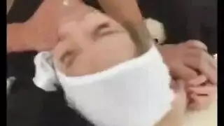رجل أكبر يهيمن على الجميلة الشقراء في جلسة إباحية حميمة