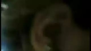 امرأة عربية ممتلئة الصدر وقضيب رجلها الطويل في فعل إباحي قاس
