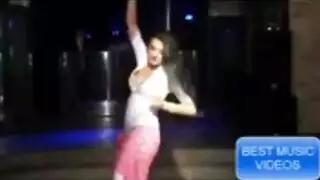 رقصة حضن أنيقة تتحول إلى جماع عنيف جماعي