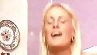ربات البيوت اليائسات يأخذن الشرج والجنس الجماعي الغريب
