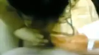 فتاة عربية ساخنة تخلع ملابسها وتتعرض لنيك قوي في مهبلها الضيق