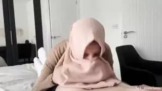 اخت تساعد اخ على جلغ يده مكسورة