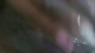 فتاة سمراء تهيمن بجنس ركوب عكسي عنيف
