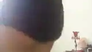 فتاة سعودية ساخنة تظهر فرجها من خلال قميص النوم الشفاف