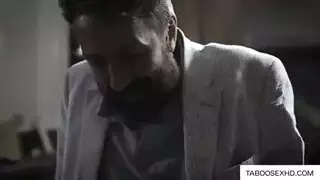 أسرار عائلية: العم يضاجع ابنة الأخ الشقراء في فيلم إباحي صريح