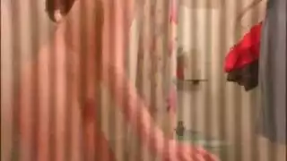جنس جماعي في السكن: الطلاب يتناوبون على الفتاة في الحمام المبلل