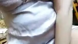 العاهرة الروسية الوقحة تأخذ أصابعًا خشنة وقضيبًا متصلبًا