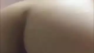 صديقها يعطيها القضيب العميق الذي يجعل جسدها كله يرتعش
